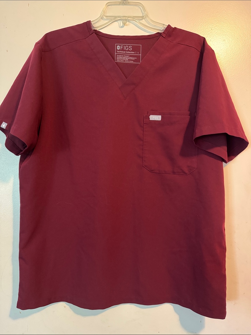 Figs Men’s V-Neck Scrub Top in Burgundy